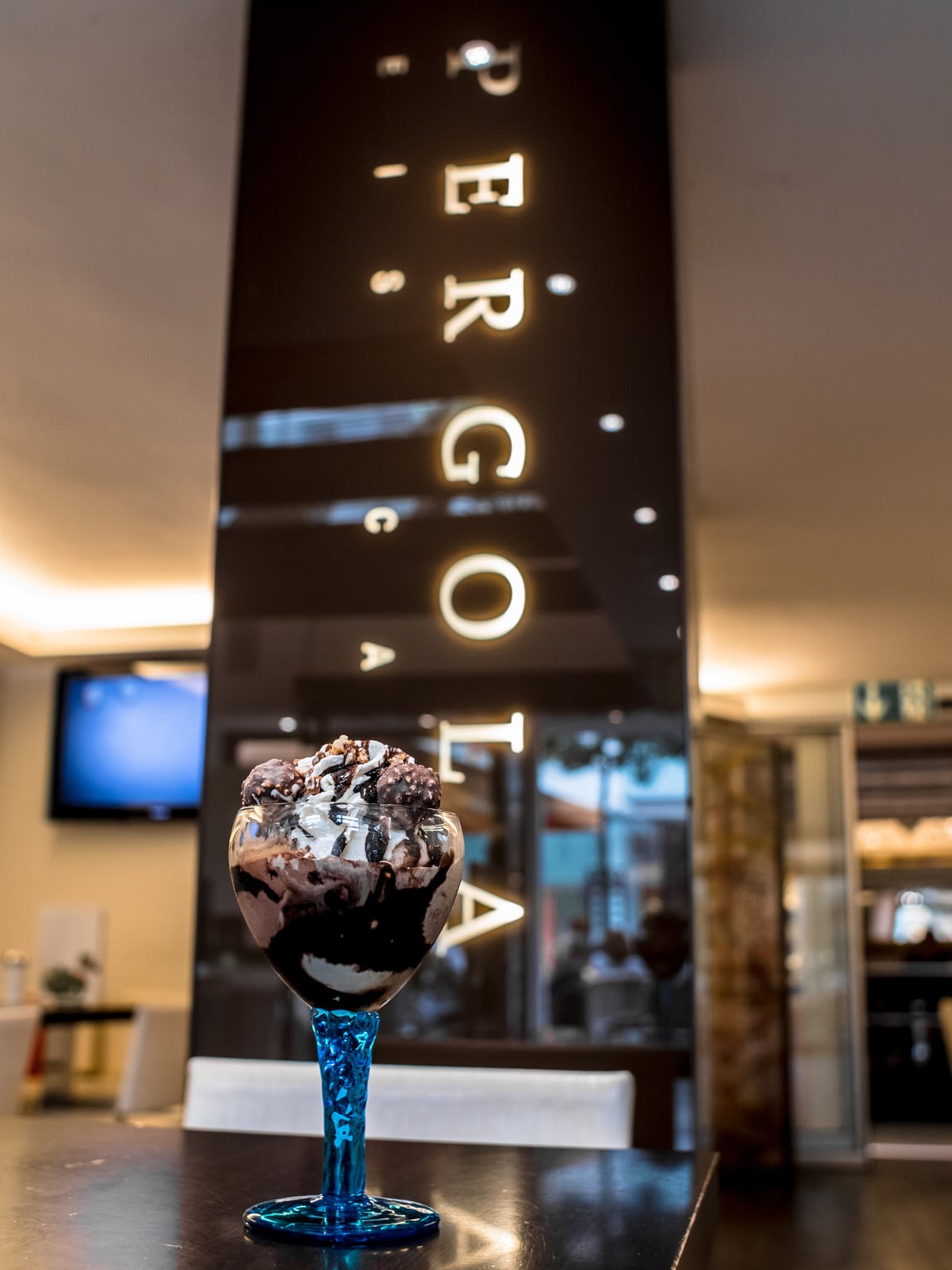 Eisbecher im Pergola-Ambiente