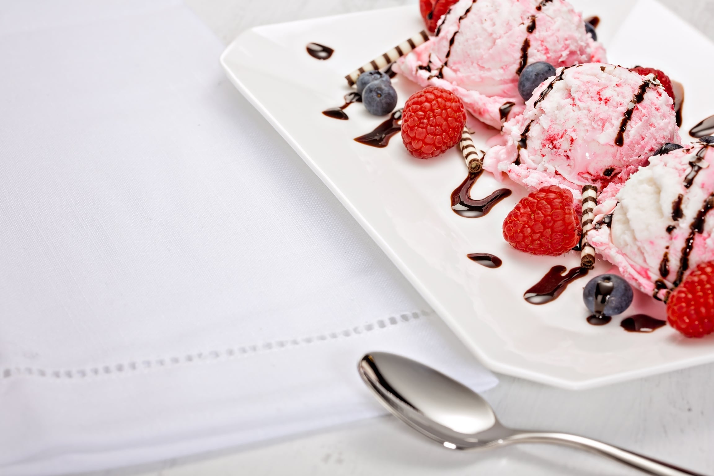 Eisdessert mit Beeren